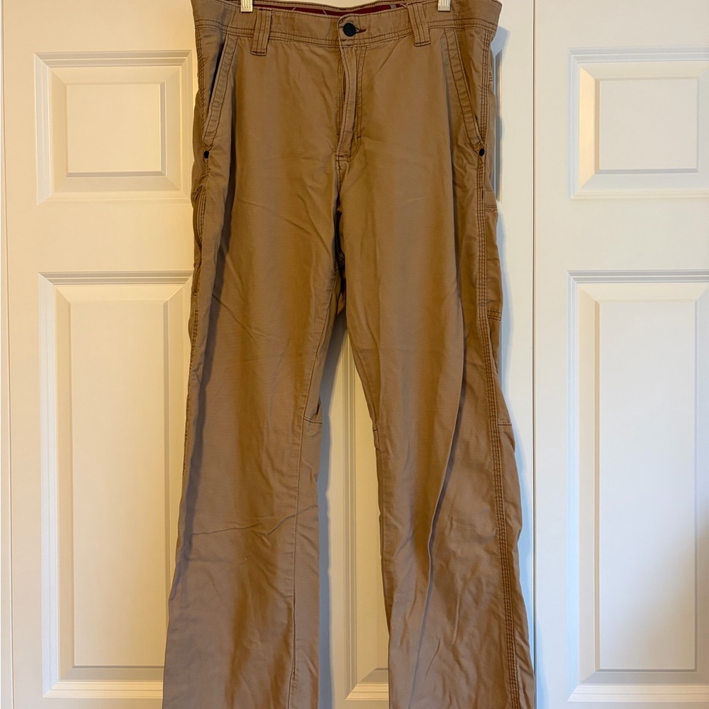 Wrangler Khaki pants 34x32 straight 6 pockets, 1 pocket w/ zipper. Cotton Mens
